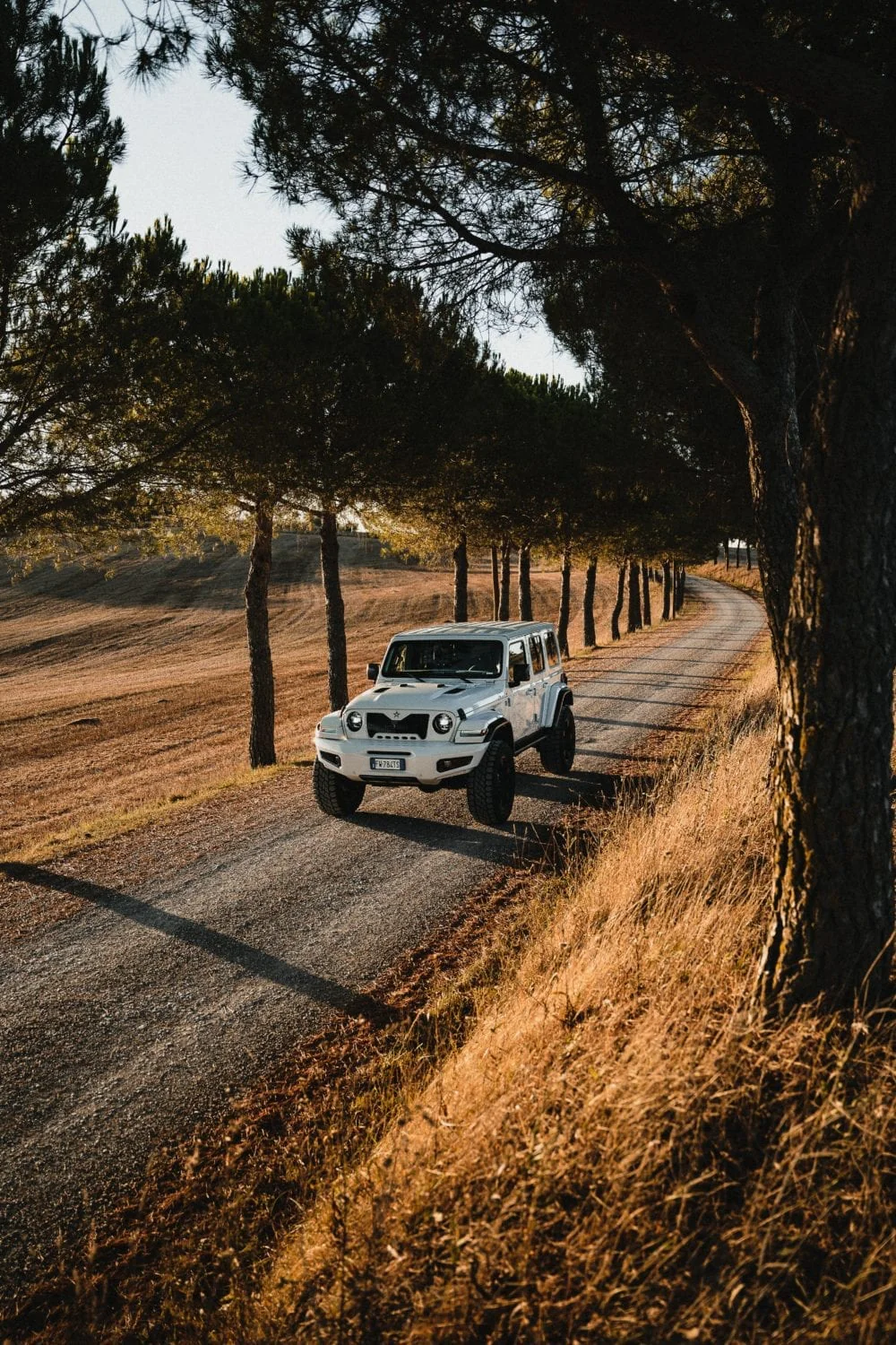 FEROX bianco in mezzo alle colline toscane durante il tour estivo #estateitaliana. Ferox è la punta di diamante del Brand Militem, Luxury car. con particolare attenzione al Lusso e al design Made In Italy. Esprime Grinta e solidità dei fuoristrada americani