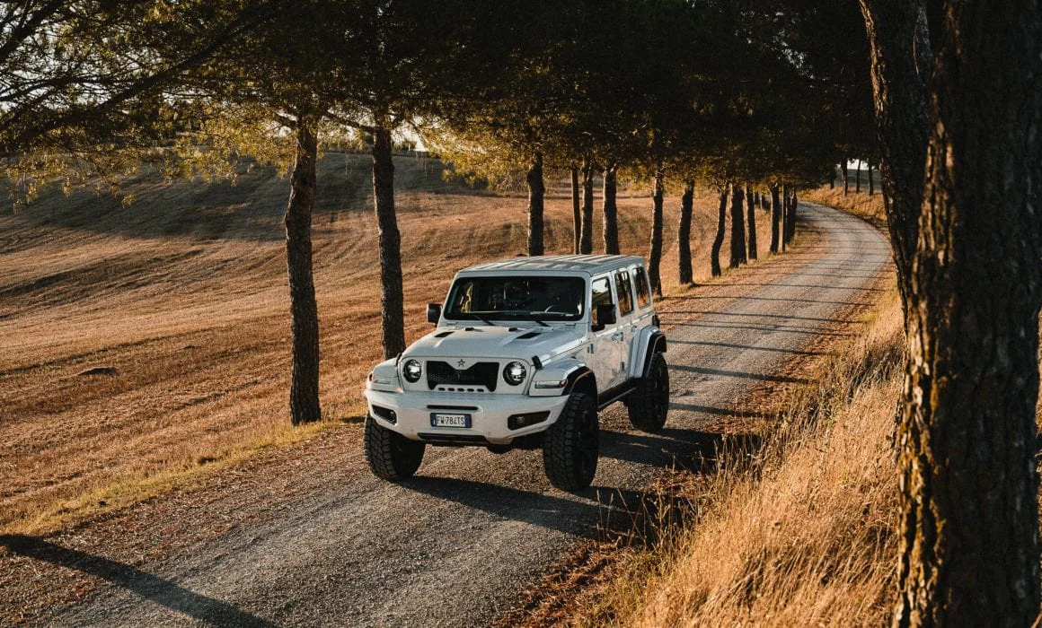 FEROX bianco in mezzo alle colline toscane durante il tour estivo #estateitaliana. Ferox è la punta di diamante del Brand Militem, Luxury car. con particolare attenzione al Lusso e al design Made In Italy. Esprime Grinta e solidità dei fuoristrada americani