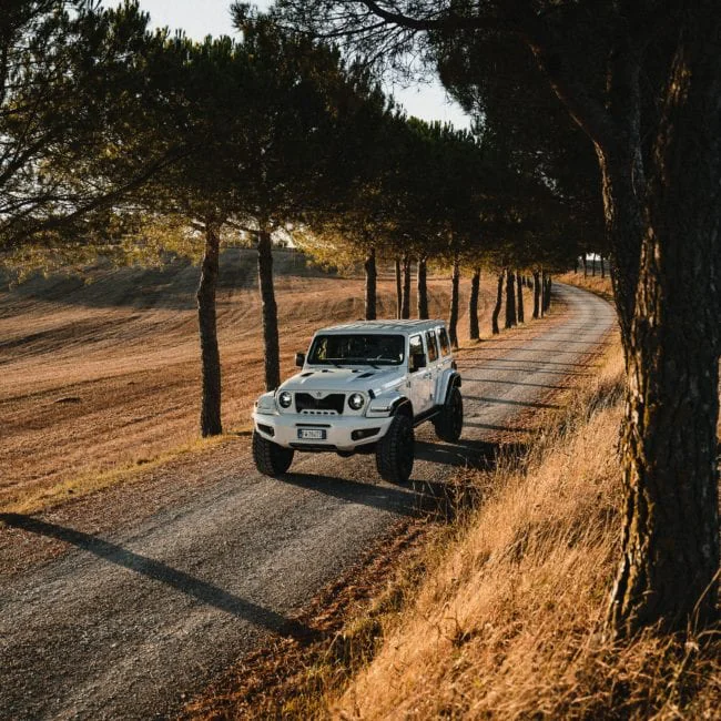 FEROX bianco in mezzo alle colline toscane durante il tour estivo #estateitaliana. Ferox è la punta di diamante del Brand Militem, Luxury car. con particolare attenzione al Lusso e al design Made In Italy. Esprime Grinta e solidità dei fuoristrada americani