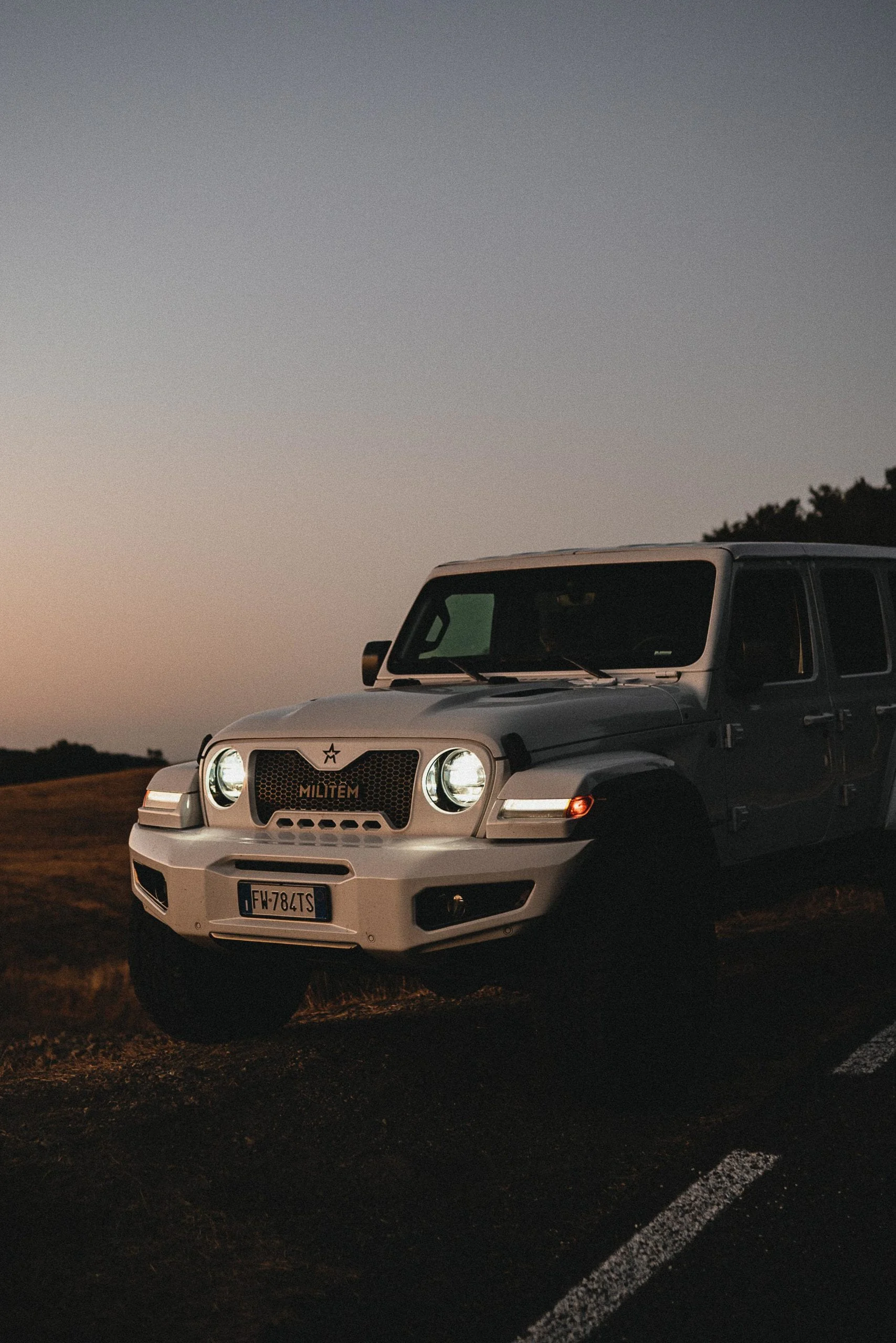 Militem_Ferox_in_strada_al_tramonto_in_toscana_Italia_Luxury_car_Lusso_e_design_Made_in_Italy_grinta_e_solidità_dei_fuoristrada_americani