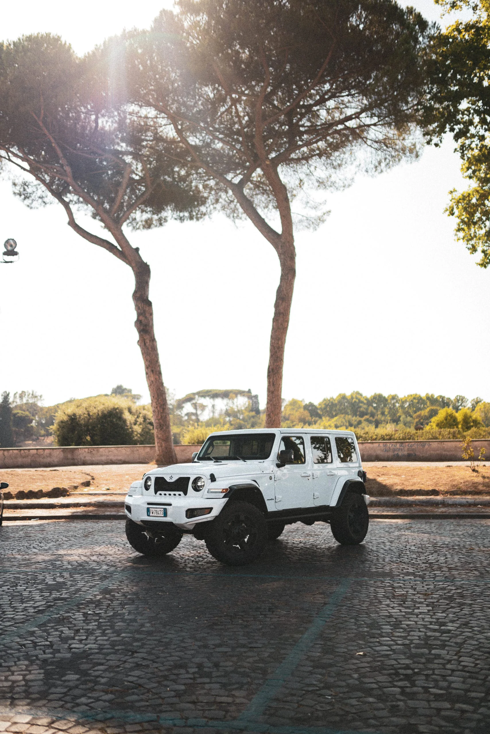 Militem_Ferox_tra_gli_alberi_la_natura_delle_campagne_italiane_in_toscana_Luxury_car_Lusso_e_design_Made_in_Italy_grinta_e_solidità_dei_fuoristrada_americani