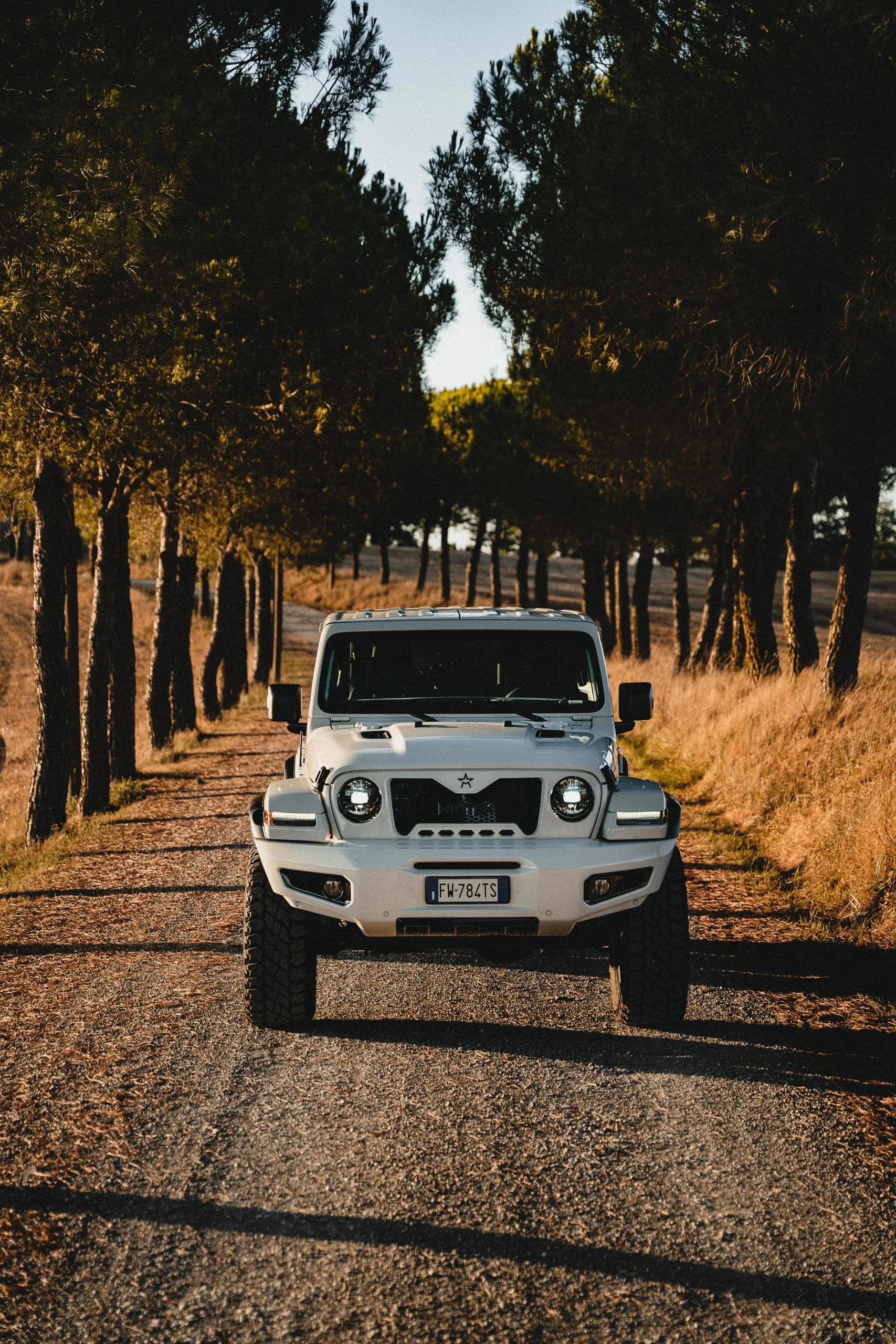 Primo_piano_di_Militem_Ferox_in_mezzo_ai_viali_in_toscana_Italia_Luxury_car_Lusso_e_design_Made_in_Italy_grinta_e_solidità_dei_fuoristrada_americani