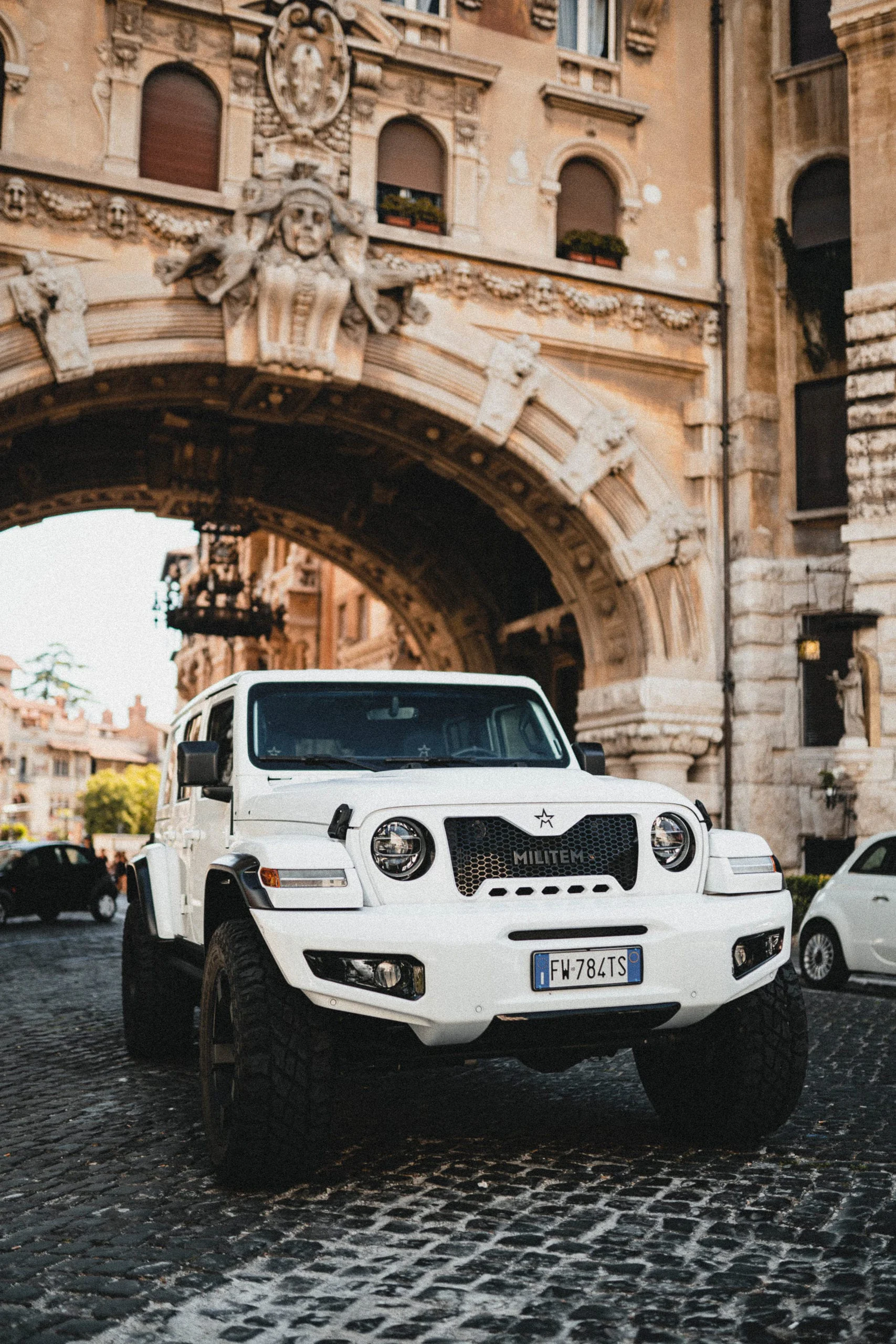 Primo_piano_di_Militem_Ferox_in_viaggio_per_scoprire_le_meraviglie_dell_iatlia_Napoli_amalfi_Postiano_Roma_Luxury_car_Lusso_e_design_Made_in_Italy_grinta_e_solidità_dei_fuoristrada_americani