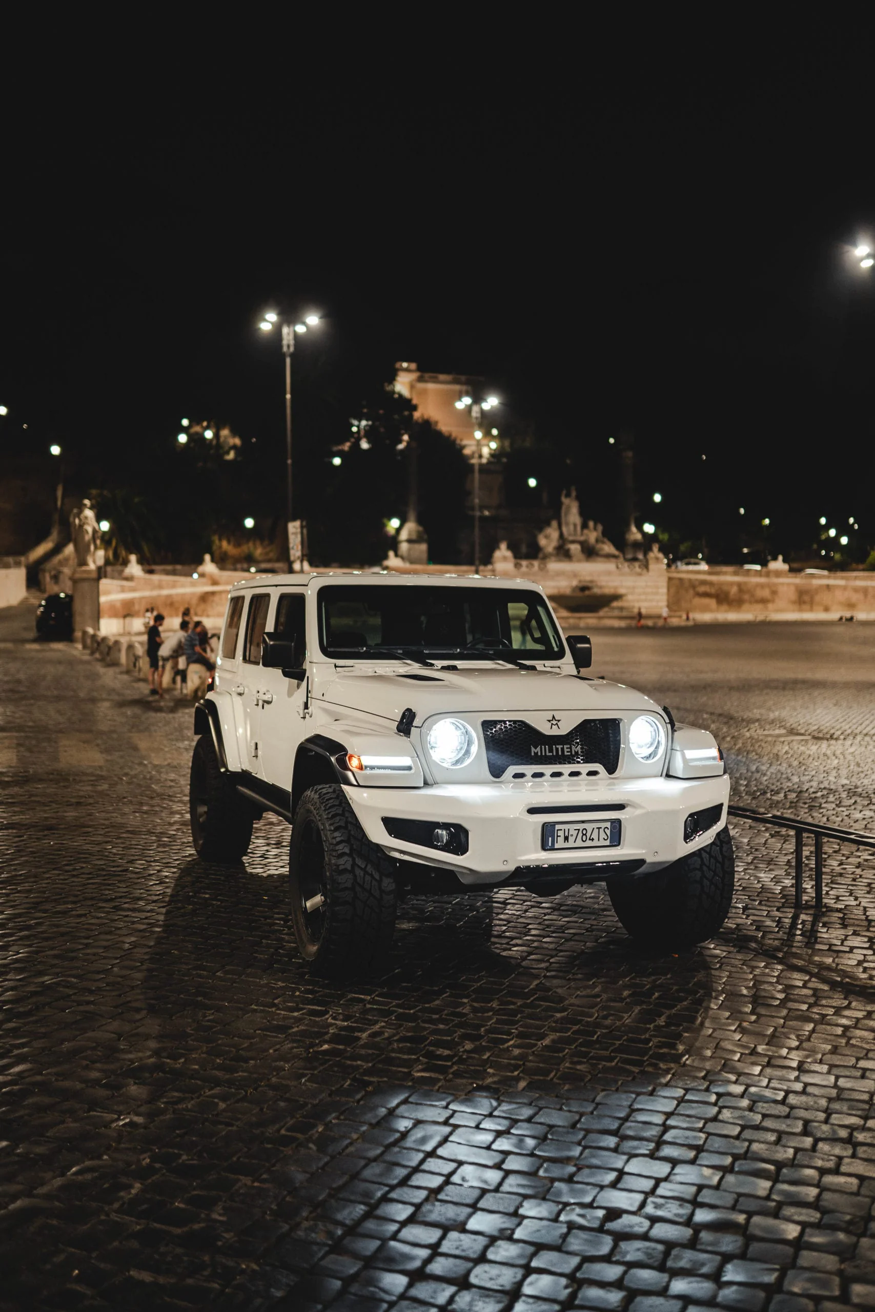 Primo_piano_di_sera_di_Militem_Ferox_a_Roma_arco_della_pace_capitale_italiana_Luxury_car_Lusso_e_design_Made_in_Italy_grinta_e_solidità_dei_fuoristrada_americani