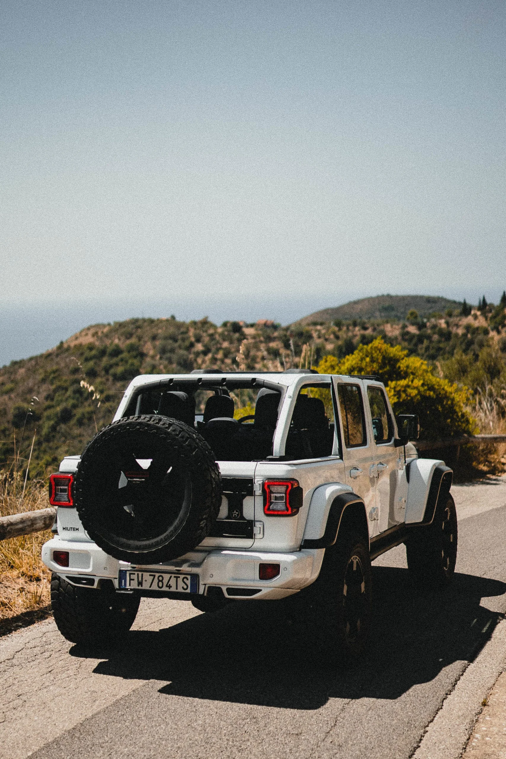 Primo_piano_retro_di_Militem_Ferox_dalla_costa_sul_mare_in_amalfitana_Luxury_car_Lusso_e_design_Made_in_Italy_grinta_e_solidità_dei_fuoristrada_americani