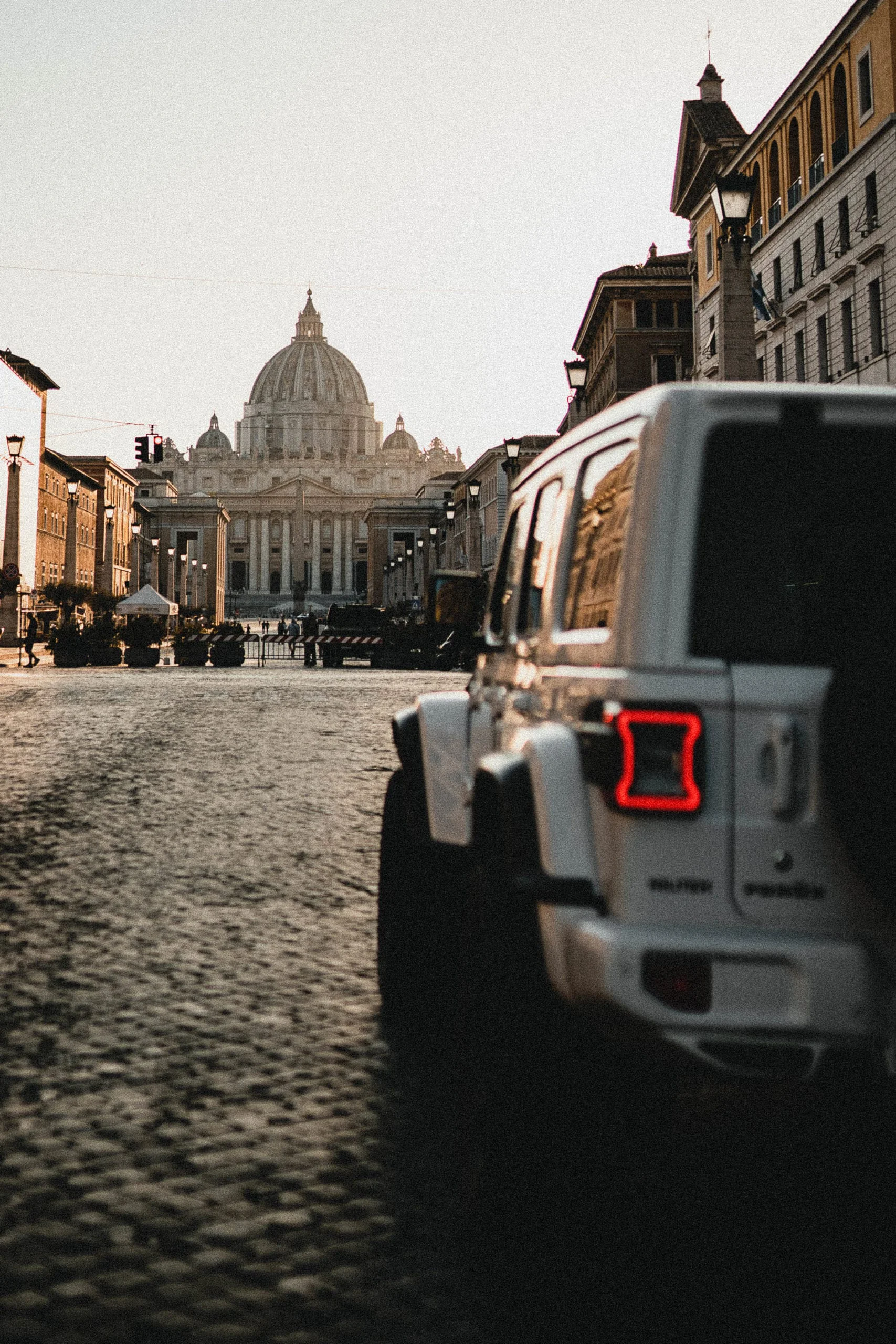 Vista_di_San_Pietro_Vaticano_chiesa_Roma_capitale_italia_da_Militem_Ferox_Luxury_car_Lusso_e_design_Made_in_Italy_grinta_e_solidità_dei_fuoristrada_americani